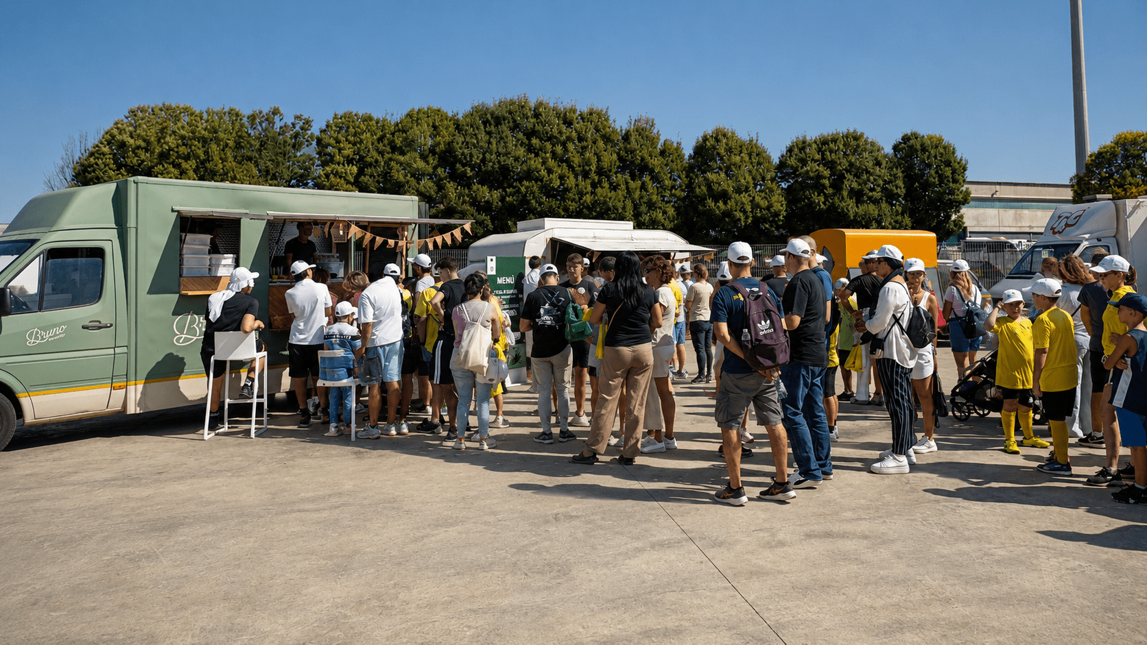 Ospiti riuniti davanti ai food truck durante l'evento Rida Ambiente